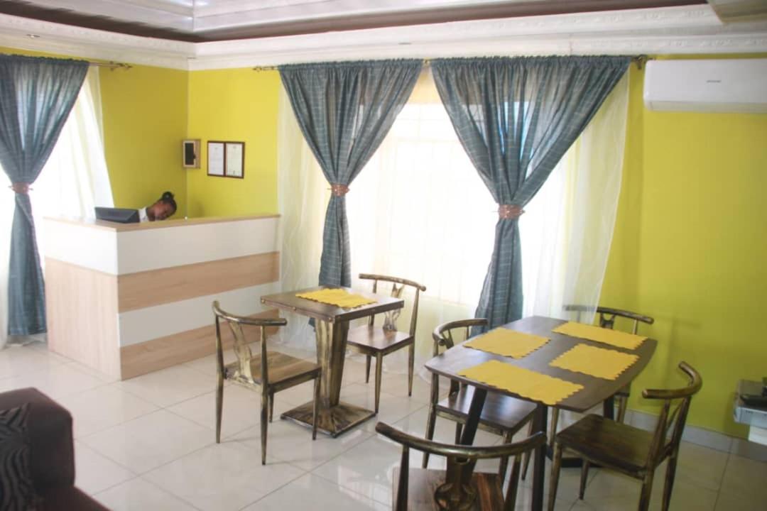 Mathlyn Guesthouse Габороне Экстерьер фото